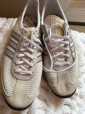 NWOT - Adidas Women’s White & Gray Knit Suede Lace-Up Sneakers